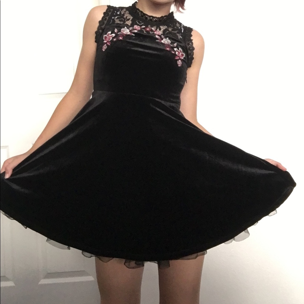 Black Flower Velvet Dress